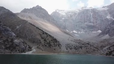 Iskanderlul Gölü. Deniz seviyesinden 3000 metre yakın dağın zirvesine yakalanan.