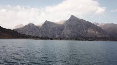 Iskanderlul Gölü. Deniz seviyesinden 3000 metre yakın dağın zirvesine yakalanan.