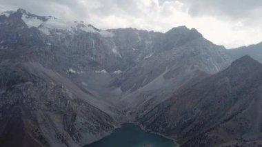 Iskanderlul Gölü. Deniz seviyesinden 3000 metre yakın dağın zirvesine yakalanan.
