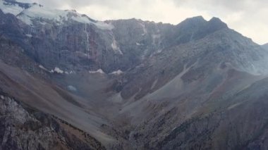 Iskanderlul Gölü. Deniz seviyesinden 3000 metre yakın dağın zirvesine yakalanan.