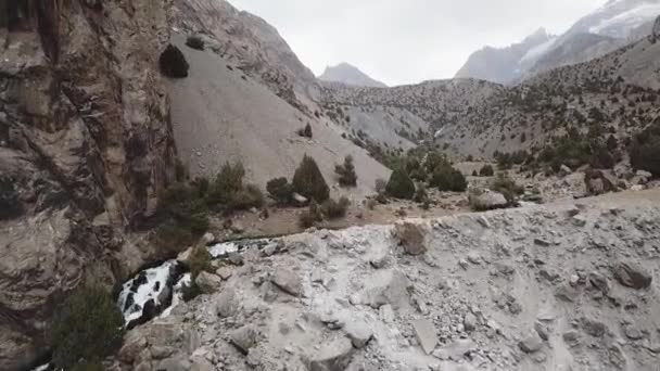 Lago Iskanderlul. Capturado desde la cima de la montaña más cercana a 3000 metros sobre el nivel del mar . — Vídeo de stock