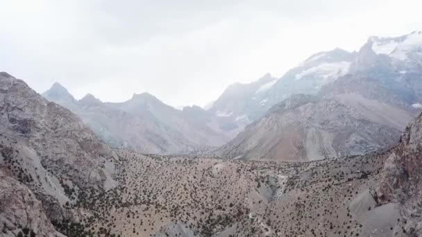 Iskanderlul-See. vom Gipfel des nächstgelegenen Berges in 3000 Metern Höhe aufgenommen. — Stockvideo