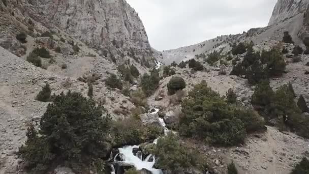 Lago Iskanderlul. Capturado a partir do topo da montanha mais próxima de 3000 metros acima do nível do mar . — Vídeo de Stock