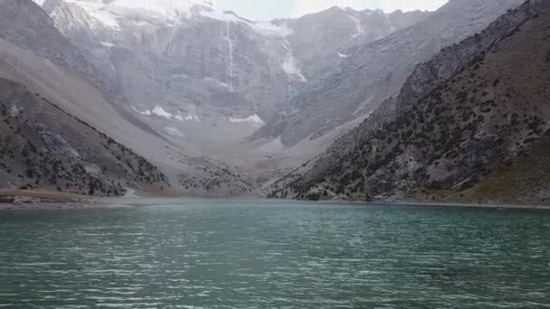 Lago Iskanderlul. Capturado desde la cima de la montaña más cercana a 3000 metros sobre el nivel del mar . — Vídeos de Stock