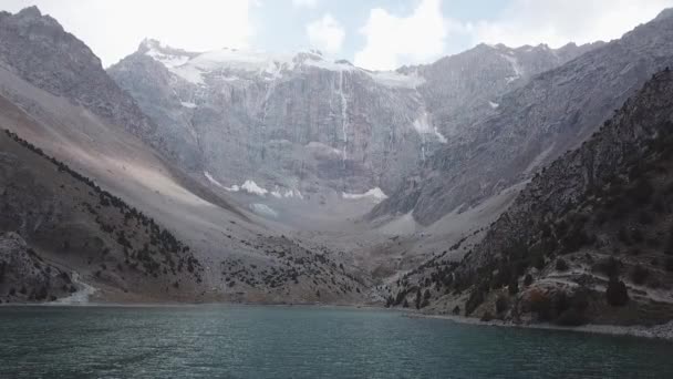 Iskanderlul-tó. Foglyul ejtett-ból 3000 méter tengerszint feletti magasságban a legközelebbi hegy tetején. — Stock videók