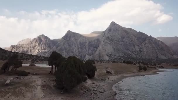 Lago Iskanderlul. Capturado desde la cima de la montaña más cercana a 3000 metros sobre el nivel del mar . — Vídeo de stock