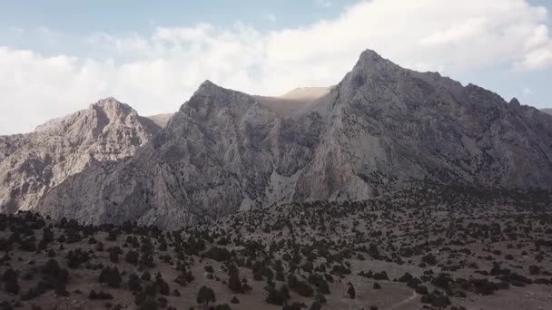 Iskanderlul-See. vom Gipfel des nächstgelegenen Berges in 3000 Metern Höhe aufgenommen. — Stockvideo