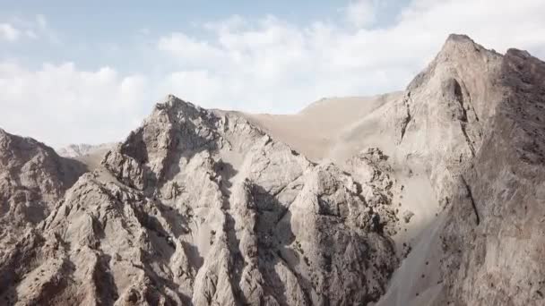 Iskanderlul Gölü. Deniz seviyesinden 3000 metre yakın dağın zirvesine yakalanan. — Stok video