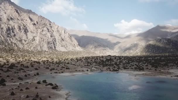 Iskanderlul Lake. Gevangen vanaf bovenkant van de huisberg van 3000 meter boven de zeespiegel. — Stockvideo