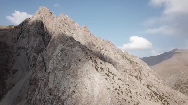 Iskanderlul-See. vom Gipfel des nächstgelegenen Berges in 3000 Metern Höhe aufgenommen. — Stockvideo