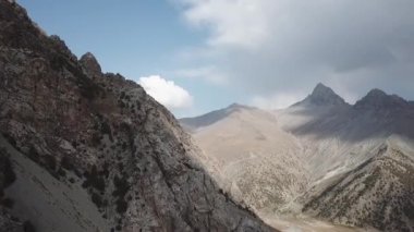 Iskanderlul Gölü. Deniz seviyesinden 3000 metre yakın dağın zirvesine yakalanan.
