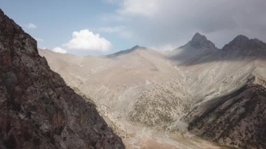 Iskanderlul Gölü. Deniz seviyesinden 3000 metre yakın dağın zirvesine yakalanan.