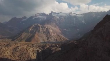 Iskanderlul Gölü. Deniz seviyesinden 3000 metre yakın dağın zirvesine yakalanan.