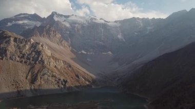 Iskanderlul Gölü. Deniz seviyesinden 3000 metre yakın dağın zirvesine yakalanan.