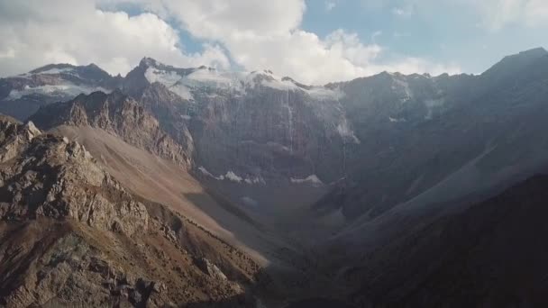 Iskanderlul 湖があります 3000 メートルから最も近い山の頂上から撮影 — ストック動画
