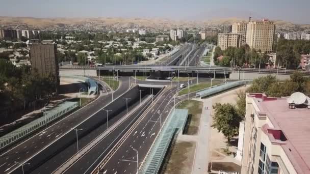 Auto interchange stadsauto verkeer's. Luchtfoto drone vlucht hierboven. Zomerdag. — Stockvideo