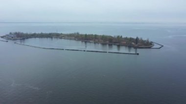 Karadeniz ortasında adanın havadan görünümü.