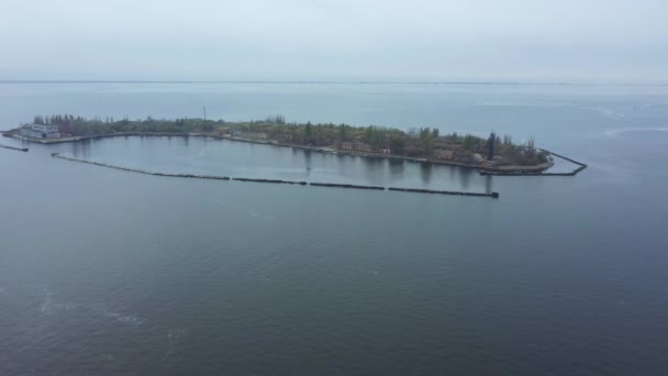 Vue aérienne de l'île au milieu de la mer Noire . — Video