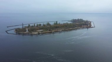 Karadeniz ortasında adanın havadan görünümü.