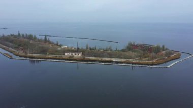 Karadeniz ortasında adanın havadan görünümü.