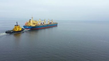 Kargo mavna sakin denizde gider. Hava view.4 