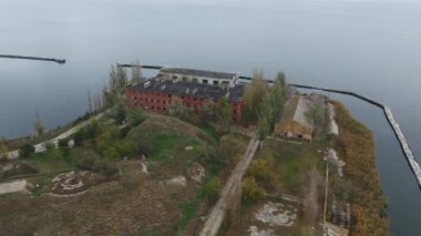 Karadeniz ortasında adanın havadan görünümü.