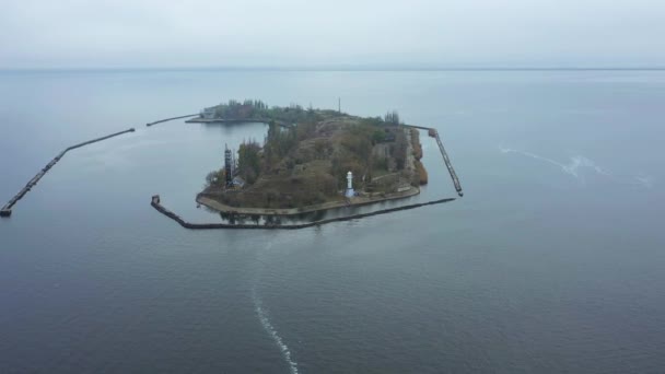 Luchtfoto van het eiland in het midden van de Zwarte Zee. — Stockvideo