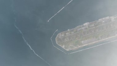 Karadeniz ortasında adanın havadan görünümü.