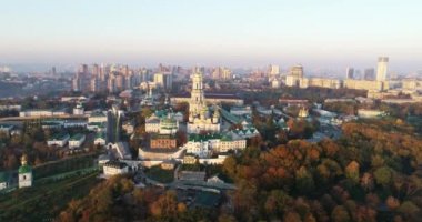 Kiev Pechersk Lavra, Kiev, Kiev, Ukrayna Hava görünümünü. Kiev-Pechersk Lavra Dnipro Nehri'nin kıyısında bir tepe üzerinde.