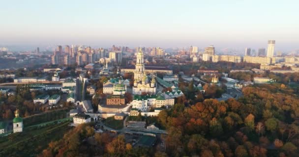 Luchtfoto van Kiev Pechersk Lavra, Kiev, Kiev, Oekraïne. Kiev Pechersk Lavra op een heuvel aan de oevers van rivier de Dnipro. — Stockvideo