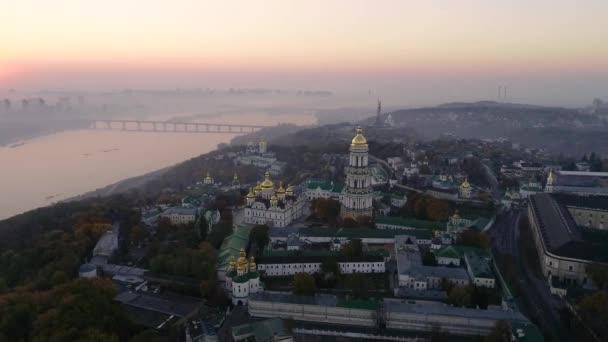 Vista aérea de Kiev Pechersk Lavra, Kiev, Kiiv, Ucrânia. Kiev-Pechersk Lavra em uma colina nas margens do rio Dnipro . — Vídeo de Stock