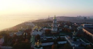 Kiev Pechersk Lavra, Kiev, Kiev, Ukrayna Hava görünümünü. Kiev-Pechersk Lavra Dnipro Nehri'nin kıyısında bir tepe üzerinde.