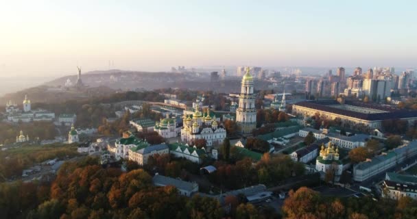 Luchtfoto van Kiev Pechersk Lavra, Kiev, Kiev, Oekraïne. Kiev Pechersk Lavra op een heuvel aan de oevers van rivier de Dnipro. — Stockvideo