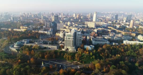 Autumn in the city. Foliage in the park. Sunny day. Beautiful cityscape. Long shot. Aerial videography. — Stock Video