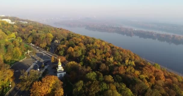 Ostrov se nachází Pivdennyy, letecký pohled na řeky Dněpr, letecký pohled na podstatu Kyjeva hills, — Stock video