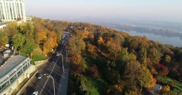 Осінь у місті. Поховання в парку. Сонячний день. Прекрасний міський пейзаж. Довгий постріл. Повітряна відеозйомка . — стокове відео