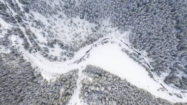 Hood Dağı kışın karla kaplı, havadan ateş ediyor.