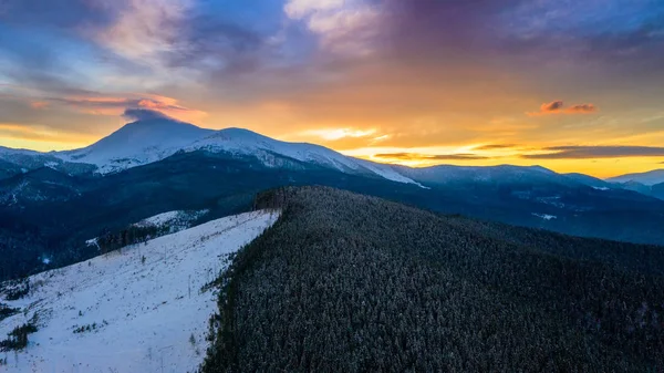 Belo nascer do sol de inverno nas montanhas, tiro do ar . — Fotografia de Stock