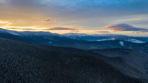 Gyönyörű téli napkelte a hegyek, a levegő lövés. — Stock Fotó