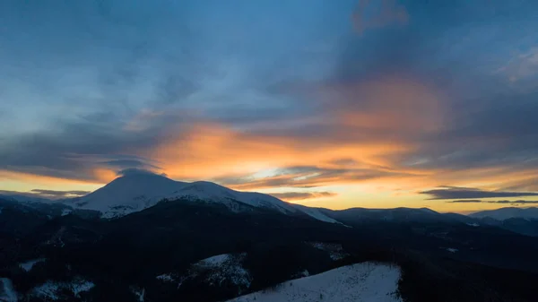 Hermoso amanecer de invierno en las montañas, disparado desde el aire . — Foto de Stock