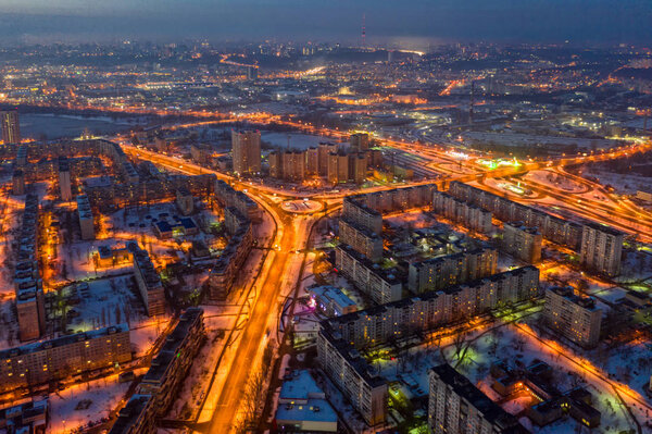 Утреннее городское эсхо в огнях фонарей
