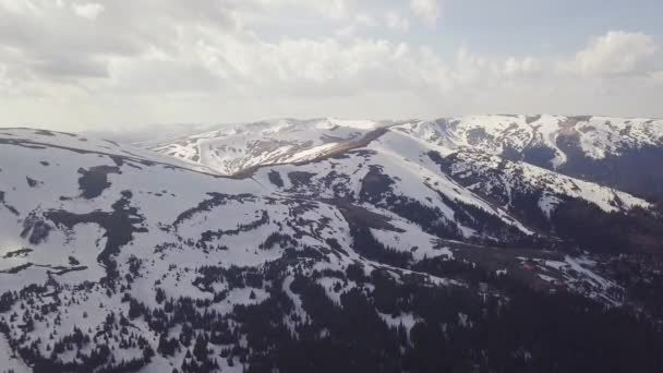 Epic hava uçuş üzerinde dağ tepe kenar mesafeden günbatımı ilham verici Kış Doğa manzara kavramı — Stok video