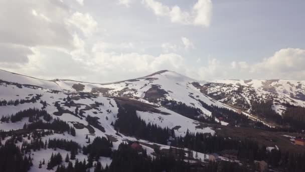 Vôo aéreo épico sobre a gama de borda do pico da montanha no conceito inspirador da paisagem da natureza do inverno do por do sol — Vídeo de Stock