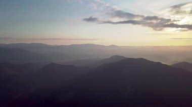 Sisli Himalaya Dağları günbatımı ışıkları. UHD, 4k