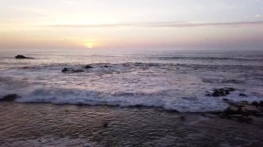 Fas 'ın Atlantik kıyısındaki okyanus dalgaları ve kayaların hava manzarası, 4k