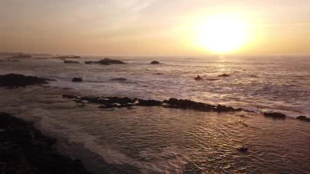 Luftaufnahme von Meereswellen und Felsen an der Atlantikküste in Marokko, 4k — Stockvideo