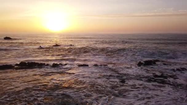 Fas 'ın Atlantik kıyısındaki okyanus dalgaları ve kayaların hava manzarası, 4k — Stok video