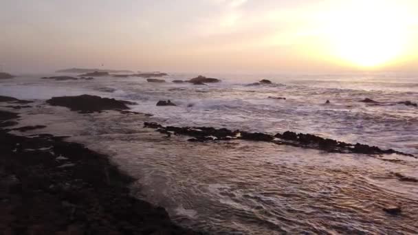 Luftaufnahme von Meereswellen und Felsen an der Atlantikküste in Marokko, 4k — Stockvideo