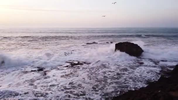 Luftaufnahme von Meereswellen und Felsen an der Atlantikküste in Marokko, 4k — Stockvideo