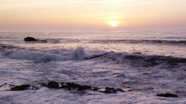 Atlantik Okyanusu 'nda gün batımının, Fas kıyılarının, Afrika' nın, 4k zamanlamasının olduğu güzel bir manzara.